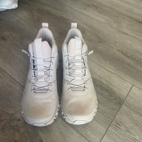 On Cloud Monochrome Hi Shoes - Picture 3 of 4